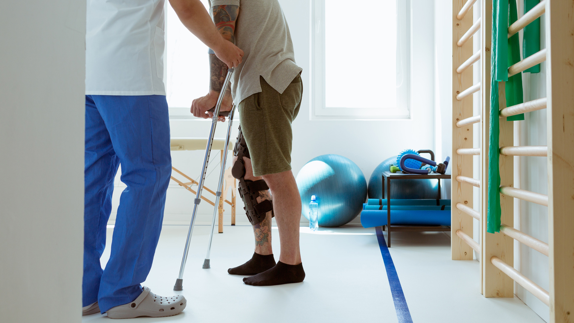 injured-patient-learns-walk-crutches-medical-office